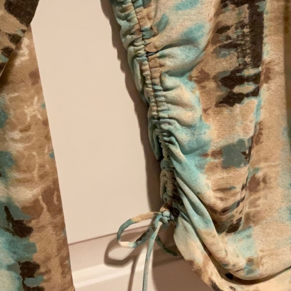 NWOT Karen Kane Tie-Dye V-Neck Top - Picture 3 of 4